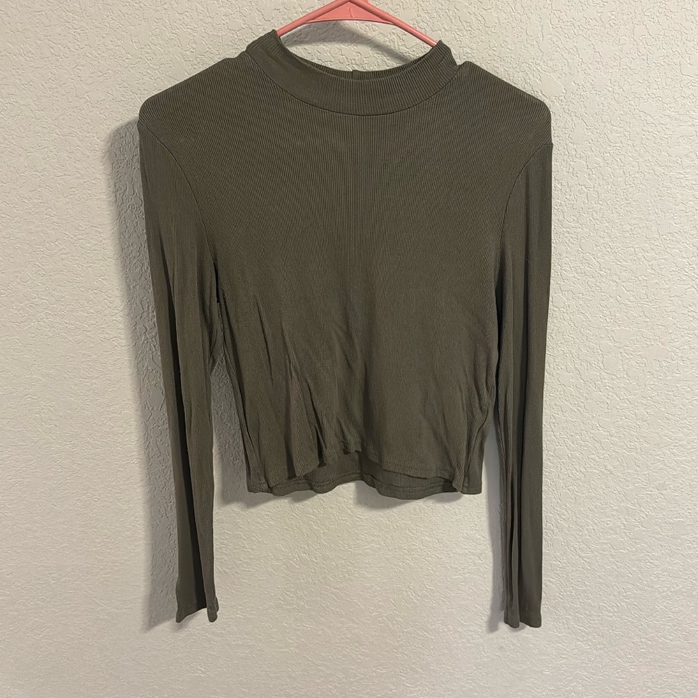 Green mock neck long sleeve top